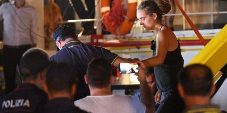 40 göçmenle denizde bekletilen Sea Watch gemisi izinsiz limana yanaştı, kaptan gözaltına alındı