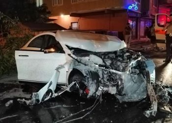Dur ihtarına uymayan araç 4 kişiyi ezdi