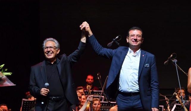 Ekrem İmamoğlu Zülfü Livaneli konserinde