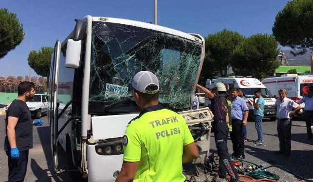 Manisa’da işçi servisiyle TIR çarpıştı: 6 yaralı