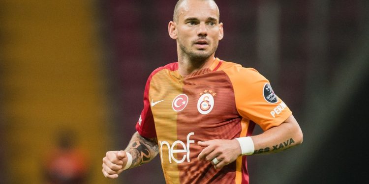 Wesley Sneijder’ın ‘başkasının aracını tahrip ettiği’ için bir gece gözaltında tutulduğu iddia edildi