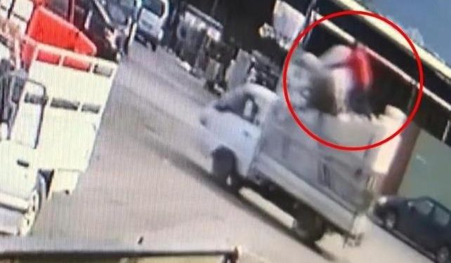 13 yaşındaki oğlunun sürdüğü hurda yüklü kamyonetten düşen adam yaşam mücadelesi veriyor
