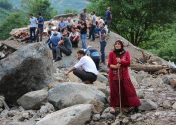 8 kişinin öldüğü selde kayıp 2 kişi için arama devam ediyor