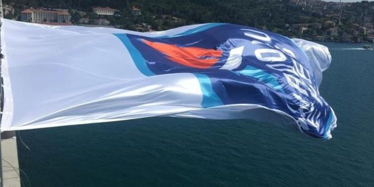 Anadolu Efes bayrağı köprüye asıldı