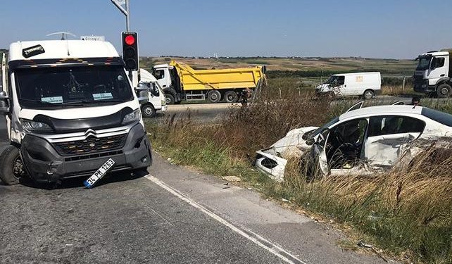 Arnavutköy’de işçileri taşıyan servis ile otomobil çarpıştı: 4 yaralı