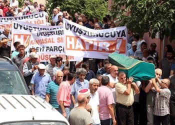 Aşırı dozda uyuşturucudan ölen gencin cenazesinde pankartlı tepki
