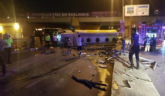 Avcılar’da yakıt tankeri devrildi; E5’te trafik durdu