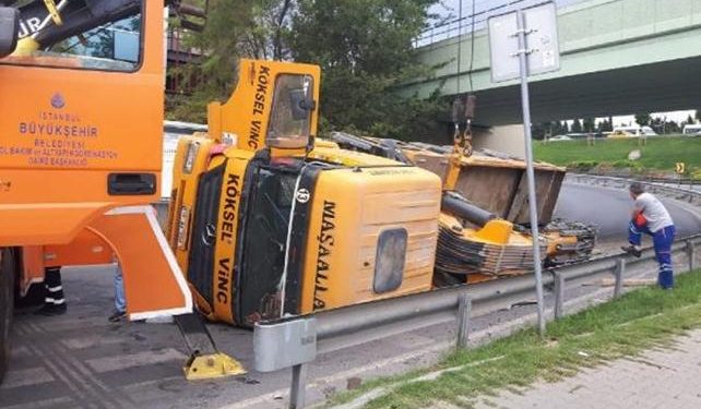 Bakırköy’de facianın eşiğinden dönüldü! Seyir halindeki vinç devrildi