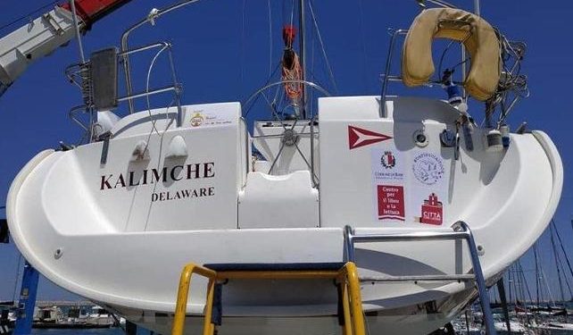 Bodrum’dan yola çıkan ve İtalya’da el konan göçmen teknesi ‘yüzen kütüphaneye’ dönüştürüldü