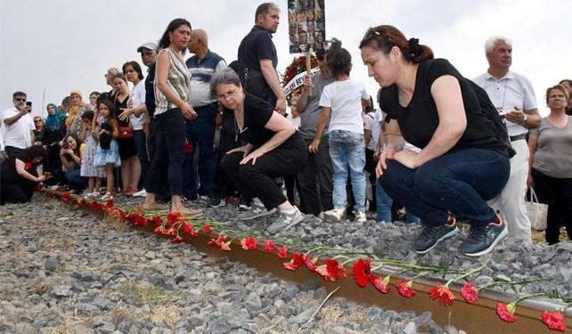 Çorlu katliamında yaşamını yitiren 25 kişi karanfillerle anıldı