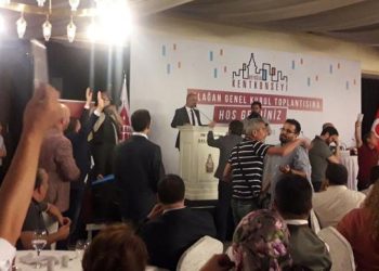 Delegeler salonu terk etti