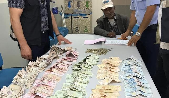 Dilencinin üstünden çıkan para şoke etti