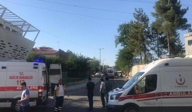 Diyarbakır’daki polis merkezi önündeki zırhlı araca saldırı: 4 sivil yaralı, 2 gözaltı