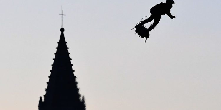 Fransa’da Bastille kutlamalarında ‘uçan asker’ gösterisi
