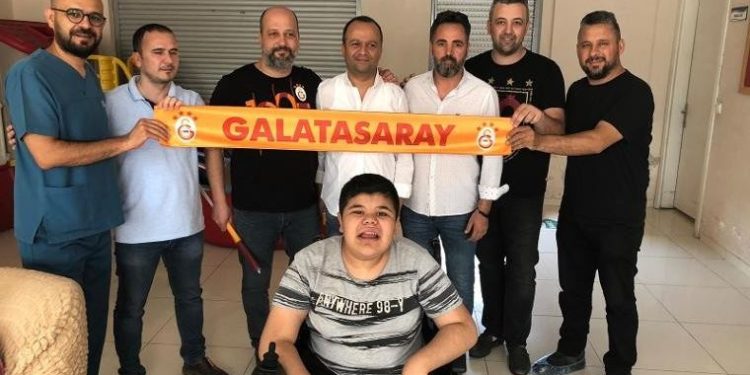 Galatasaraylı taraftarlar, Beşiktaşlı özel çocuğu sevindirdi