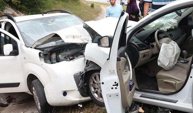Hafif ticari araç ile otomobil kafa kafaya çarpıştı