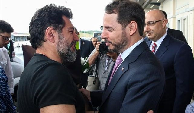 Hakan Atilla İstanbul’a böyle geldi… Berat Albayrak karşıladı, Erdoğan telefonla görüştü