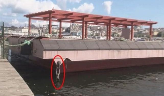 Haliç’te suya düşen genç, iskele çapasına tutunarak yardım bekledi