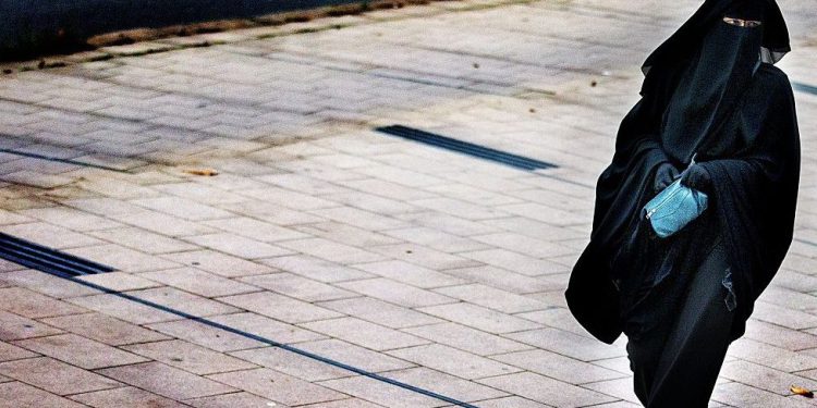 Hollanda’da peçeli kadınlara verilecek para cezasını ‘Referansımızı İslam’dan alıyoruz’ diyen Nida Partisi ödeyecek