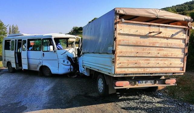İşçileri taşıyan minibüs, kamyonet ile çarpıştı:  2’si ağır 11 yaralı