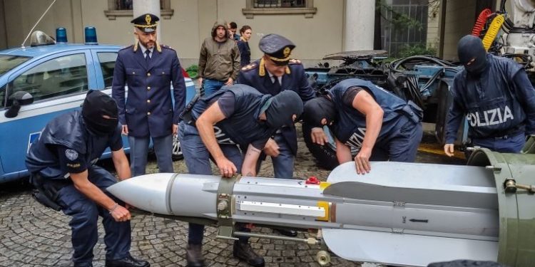 İtalya’da neo-Nazi gruplara operasyon: Füze dahil çok sayıda savaş silahı ele geçirildi
