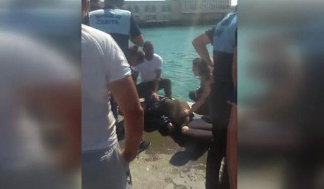 Kadıköy’de denize düşen kadını zabıta kurtardı