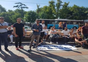 Maaşlarını alamayan Özsüt işçileri direnişte