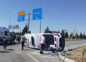 Otomobil ile ambulans çarpıştı