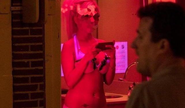 Red Light District: Amsterdam Belediye Başkanı’nın genelevleri kapatma önerisine seks işçileri karşı çıkıyor