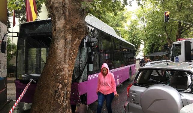 Sarıyer’de otobüs önce cipe ardından da ağaca çarptı