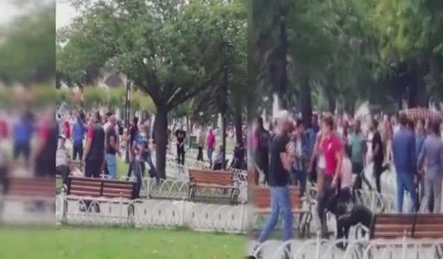 Sultanahmet meydanında turistlerin gözü önünde birbirlerine girdiler