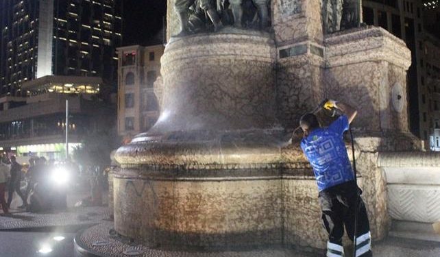 Taksim Cumhuriyet Anıtı’na sprey boyayla yazı yazdılar
