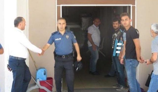 Trafik magandasının elini sıkan polis görevden alındı