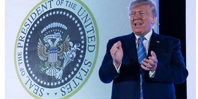 Trump, kendisiyle alay edilen sahte başkanlık forsu önünde konuştu