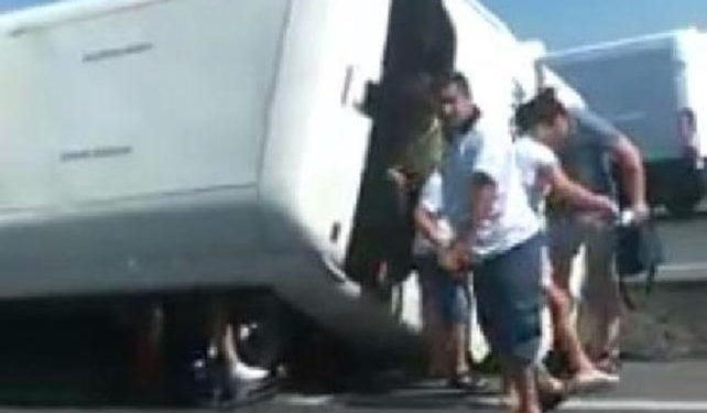 Turistlerin tur otobüsü devrildi: Yaralılar var
