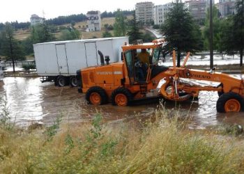 Uşak – İzmir karayolu yağış nedeniyle trafiğe kapatıldı