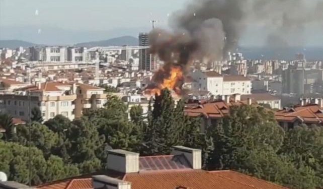 Üsküdar’da 5 katlı bir binanın çatısında yangın çıktı