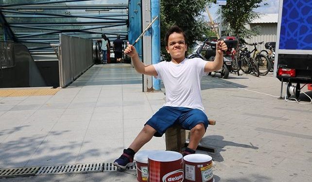 Yoğurt kovalarıyla müzik yapan Ali’nin hayali gerçek oldu