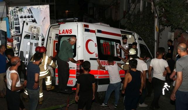 Ambulans askıda kaldı, vatandaşlar üzerine çıkarak dengede tutmaya çalıştı