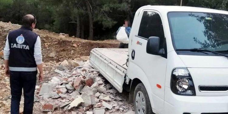 Bodrum’da suçüstü yakalanan 2 kişi, döktükleri molozları geri topladı