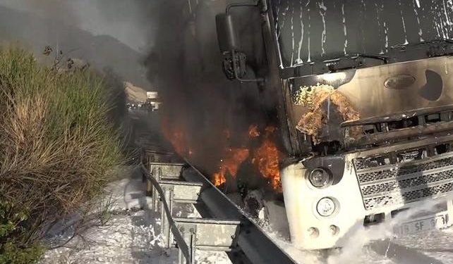 Bursa’da bariyerlere çarpan süt tankeri yandı