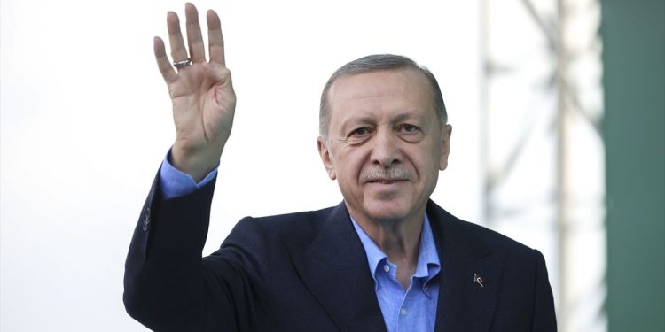 Cumhurbaşkanı Erdoğan, Cumhurbaşkanlığı anketinde rakiplerine fark atıyor