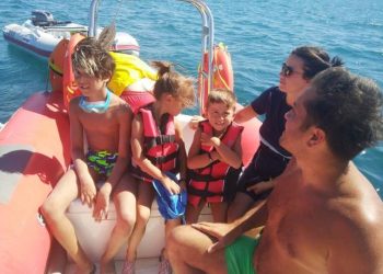 Denizde arızalanan teknedekileri itfaiye kurtardı