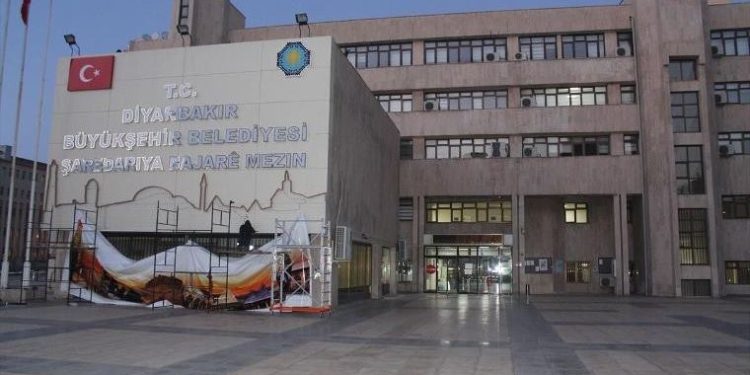 Diyarbakır Büyükşehir Belediye binası çembere alındı!