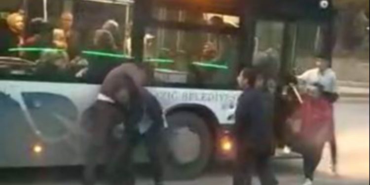 Elazığ’da, yolcu ile otobüs şoförü birbirine girdi