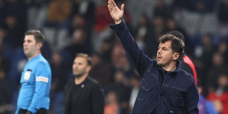Emre Belözoğlu, Galatasaray maçında ilki yaşadı