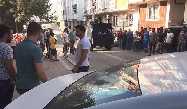 Esenyurt’ta ‘çocuğa taciz’ iddiası: Eve hapsedip daireyi taşladılar