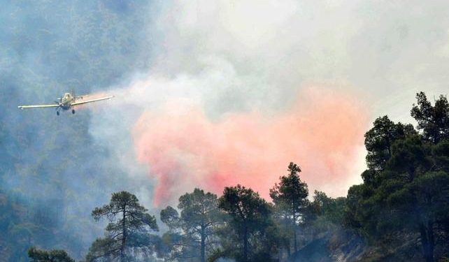 Güney Kıbrıs’ta çıkan yangın kontrol altına alınamıyor