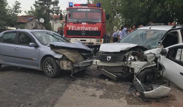 Köy yolunda iki araç kafa kafaya çarpıştı: 5 yaralı