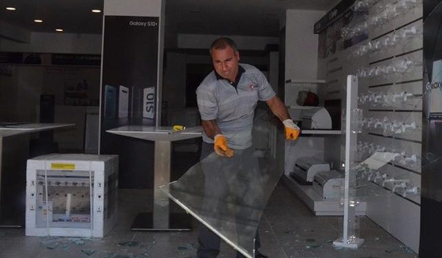 Kurbanlık keçi mağazanın camını kırdı